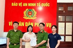 Công an phường kịp thời xác minh, trao trả 1,62 tỷ cho người chuyển nhầm