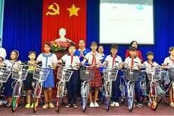 Đồng Tháp trao 418 suất học bổng khuyến học, 95 xe đạp cho học sinh vượt khó học giỏi