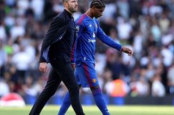 Fulham đánh rơi chiến thắng, Manchester United thoát thua phút cuối