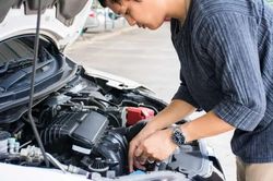 Mua xe ô tô cũ sau mùa mưa, kiểm tra ngay 7 dấu hiệu này nếu không muốn chọn nhầm xe từng bị ngập nước