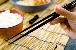 Dùng đũa ăn cơm, 4 điều tưởng nhỏ nhưng không nên chủ quan