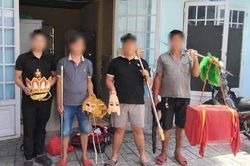 4 'thầy trò Đường Tăng' cưỡi ngựa, đi bộ vào làn đường ô tô đã bị mời lên làm việc