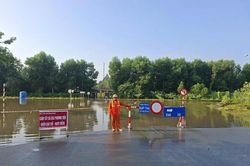Đường gom Đại lộ Thăng Long ngập sâu 1m, Hà Nội cấm xe đi qua