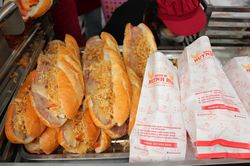 Vì sao ổ bánh mì, tô hủ tiếu, đĩa cơm tấm có giá 100.000 đồng ở TP.HCM?