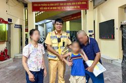 CSGT đưa cháu bé đi lạc về với gia đình trong đêm tối