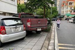 Bãi trông xe đẩy học sinh đi bộ xuống lòng đường