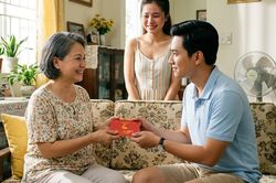 Ở rể bị mẹ vợ khinh vì nghèo, sau một đêm mưa bà bất ngờ đưa tôi sổ tiết kiệm và nói 1 câu