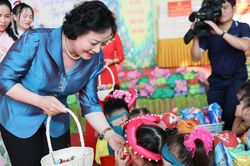 Phó Thủ tướng thăm, tặng quà Trung thu cho trẻ em tại Tuyên Quang