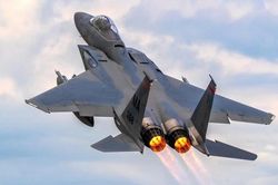 Tiêm kích F-15EX và F/A-18 Mỹ lộ rõ khác biệt khi đối đầu trên không