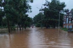 Nước lũ ở miền Bắc chưa rút, miền Trung lại hứng mưa lớn dài ngày