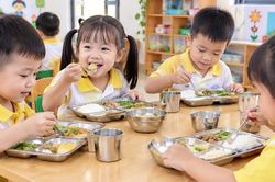 Chế độ ăn cho trẻ mầm non và tiểu học trong một ngày