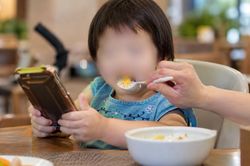 Bé 2 tuổi liên tục nói tiếng lạ vì thói quen vừa ăn vừa xem YouTube