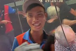 Hai du khách nước ngoài trả lại 20 triệu đồng shipper bỏ quên tại cây ATM