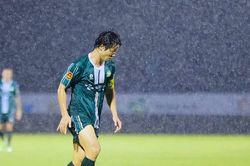 Đội bóng của Công Phượng 'ngợp' trước V-League