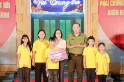 'Vui Tết Trung thu - Gắn kết yêu thương' cùng con em Công an Thủ đô