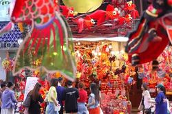 Phố Hàng Mã nhộn nhịp trước thềm Tết Trung thu