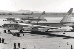 'Pháo đài bay' B-52 ra đời như thế nào: Từ đối thủ của B-36 đến biểu tượng Chiến tranh Lạnh