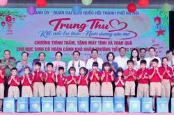 Bí thư Thành ủy Hà Nội Trần Đức Thắng tặng quà tại trường Tiểu học Thiên Đức nhân Tết Trung thu