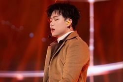 Ca sĩ có bản hit 150 triệu view gặp thế khó