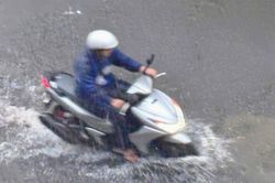 TP.HCM mưa trắng trời giờ tan tầm, Đồng Nai ngập nặng nhiều nơi