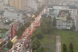 TP.HCM mưa lớn, xe cộ ùn tắc giờ tan tầm