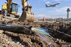 Vì sao một sợi cáp quang bị đứt có thể làm hàng nghìn chuyến bay Mỹ đảo lộn?