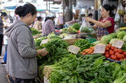 Mưa ngoài ruộng, bữa cơm trong nhà thêm đắt