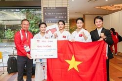 Bộ trưởng Bộ VHTTDL Lâm Thị Phương Thanh chúc mừng chiếc HCV đầu tiên của Đoàn Thể thao Việt Nam