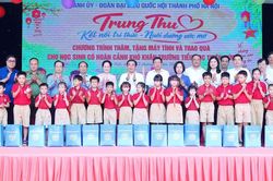 Đoàn đại biểu Quốc hội TP Hà Nội tặng quà tại Trường Tiểu học Thiên Đức