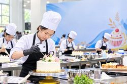 Thanh niên TP.HCM tranh tài nghệ thuật làm bánh