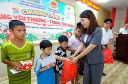 Mang Trung thu đến trẻ em vùng biên giới thành phố Đồng Nai