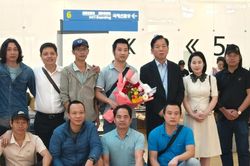 Thăm hỏi, tiễn 10 thuyền viên Việt Nam từ Hàn Quốc về nước