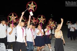 Ấm áp 'Đêm hội trăng rằm' ở Trường phổ thông nội trú Tiểu học và Trung học cơ sở Sam Mứn