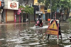Hà Nội cấm phương tiện đi qua hai điểm ngập sâu, phân luồng giao thông tại các vị trí bị ngập úng
