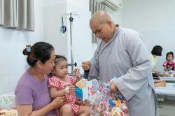 Mang mùa trăng yêu thương đến với bệnh nhi và trẻ em có hoàn cảnh khó khăn