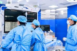 Đau ngực trở lại sau đặt 5 stent, phát hiện 2 vị trí mạch vành hẹp trên 95%