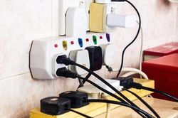 Cắm nhiều thiết bị chung ổ điện, coi chừng cháy nhà