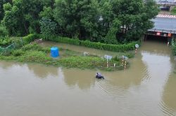 Hà Nội tạnh ráo nhiều ngày, đường gom Đại lộ Thăng Long vẫn ngập gần 1m