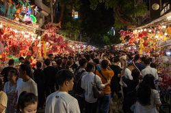 Hà Nội: Phố Hàng Mã rực rỡ, giới trẻ 'chen chân' chụp ảnh trước trung thu