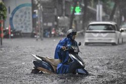 Mưa lớn kéo dài từ Huế đến Cà Mau, rồi lại dịch ra phía Bắc