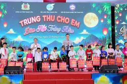 Mang Trung thu ấm áp đến với trẻ em vùng biên giới Yên Khương