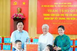 Phó Chủ tịch Thường trực Quốc hội Đỗ Văn Chiến thăm, tặng quà Trung thu tại Trung tâm Bảo trợ trẻ em Nghệ An