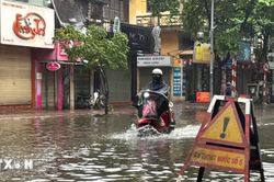 Hà Nội phân luồng giao thông, cấm phương tiện qua hai điểm ngập sâu