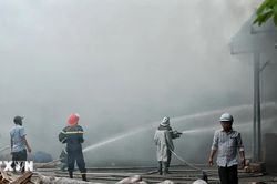 Hà Nội khẩn trương chữa cháy tại kho hàng ven sông Hồng