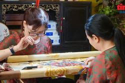 Khám phá sắc màu thủ công đương đại giữa lòng phố đi bộ Hà Nội