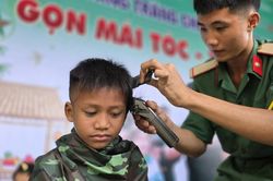 Mùa Trung thu, bộ đội mở 'tiệm' cắt tóc cho trẻ em miền núi Tây Giang
