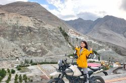 Cô gái 9X cao 1,52m tự lái mô tô khám phá Ladakh, bật mí trải nghiệm đáng nhớ khi đi xe côn đường dài