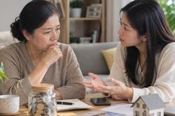 Có 600 triệu đồng tiết kiệm dưỡng già, mẹ đau đầu khi con gái xin 300 triệu mua nhà
