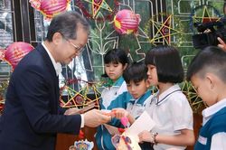 Bí thư Trung ương Đảng, Chánh án TANDTC thăm, tặng quà thiếu nhi Làng trẻ em SOS Đà Lạt