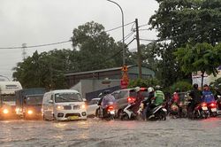 Mưa lớn tối 22/9, nhiều tuyến đường TP.HCM ngập sâu